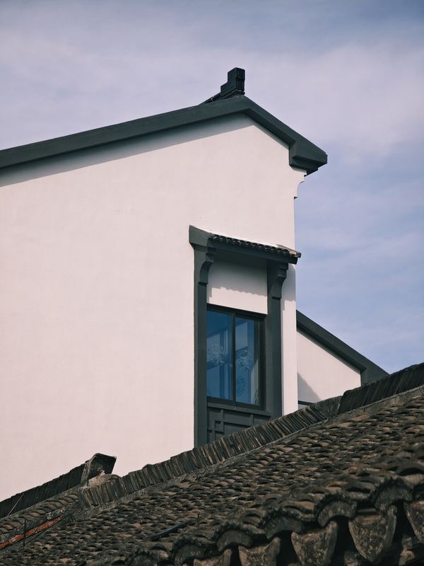 White Walls, Dark Tiles